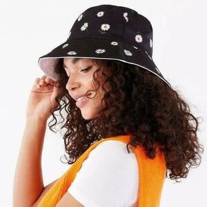Alice + Olivia Reversible Bucket Hat Daisy print and White NWT
